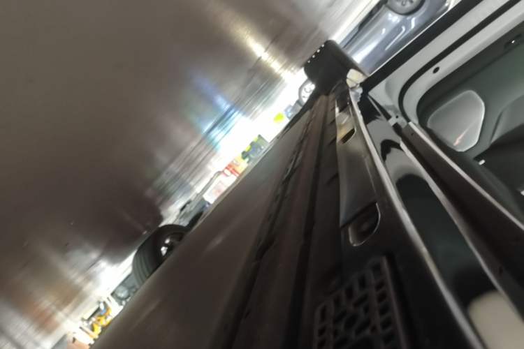 Used Xiaomi Auto YU7 2025 Ultra-Long Range High-Performance All-Wheel-Drive Max Edition Right Side Sill