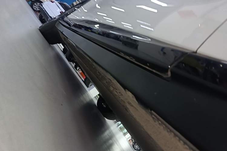 Used Xiaomi Auto YU7 2025 Ultra-Long Range High-Performance All-Wheel-Drive Max Edition Right Side Sill