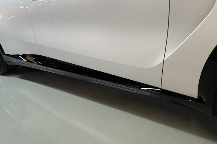 Used Xiaomi Auto YU7 2025 Ultra-Long Range High-Performance All-Wheel-Drive Max Edition Right Side Sill
