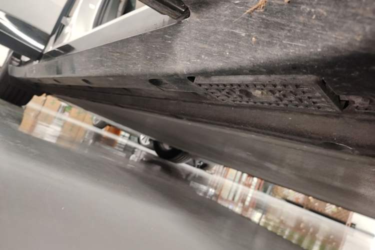 Used Xiaomi Auto YU7 2025 Ultra-Long Range High-Performance All-Wheel-Drive Max Edition Right Side Sill