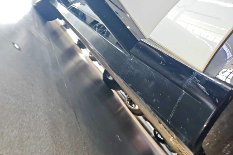 Used Xiaomi Auto YU7 2025 Ultra-Long Range High-Performance All-Wheel-Drive Max Edition Right Side Sill