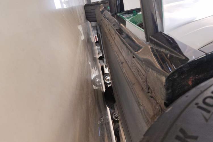 Used Xiaomi Auto YU7 2025 Ultra-Long Range Rear-Wheel Drive Version Right Side Sill