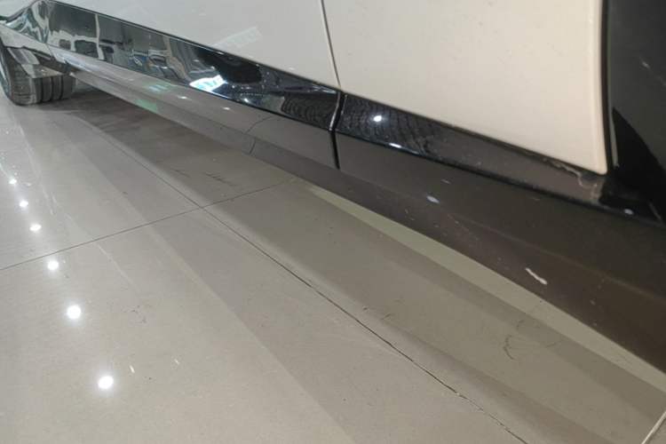 Used Xiaomi Auto YU7 2025 Ultra-Long Range Rear-Wheel Drive Version Right Side Sill