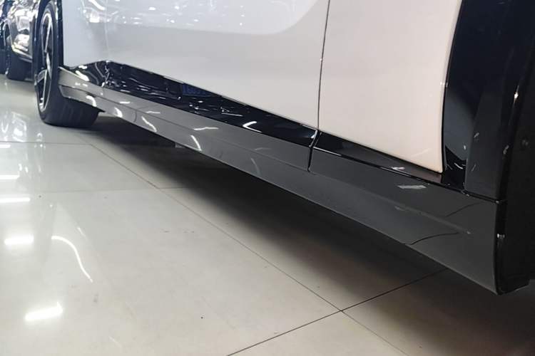 Used Xiaomi Auto YU7 2025 Ultra-Long Range All-Wheel Drive Pro Version Right Side Sill