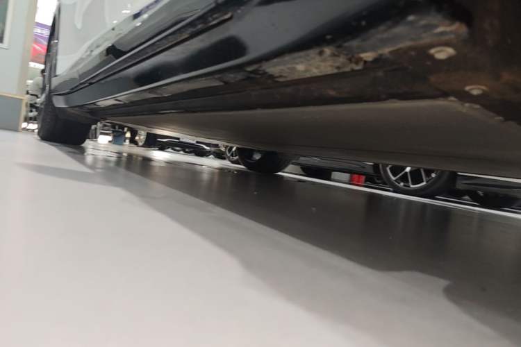 Used Xiaomi Auto YU7 2025 Ultra-Long Range Rear-Wheel Drive Version Right Side Sill