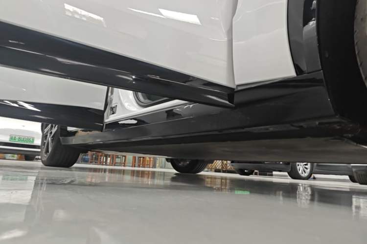 Used Xiaomi Auto YU7 2025 Ultra-Long Range High-Performance All-Wheel-Drive Max Edition Right Side Sill