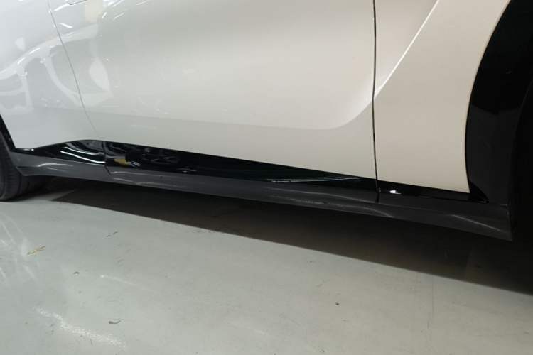 Used Xiaomi Auto YU7 2025 Ultra-Long Range High-Performance All-Wheel-Drive Max Edition Right Side Sill