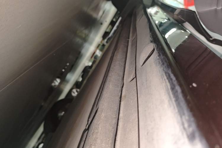 Used Xiaomi Auto YU7 2025 Ultra-Long Range High-Performance All-Wheel-Drive Max Edition Right Side Sill
