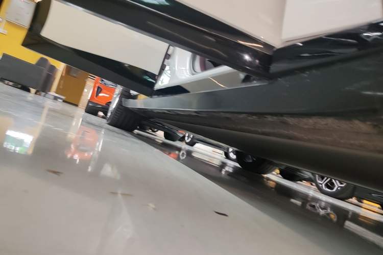 Used Xiaomi Auto YU7 2025 Ultra-Long Range High-Performance All-Wheel-Drive Max Edition Right Side Sill