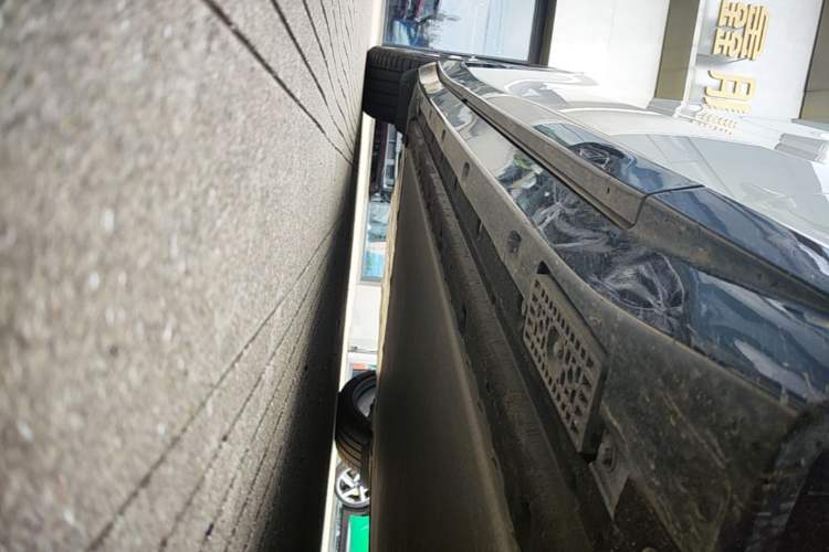 Used Xiaomi Auto YU7 2025 Ultra-Long Range High-Performance All-Wheel-Drive Max Edition Right Side Sill