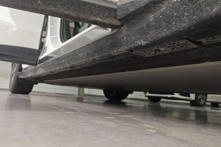 Used Xiaomi Auto YU7 2025 Ultra-Long Range High-Performance All-Wheel-Drive Max Edition Right Side Sill