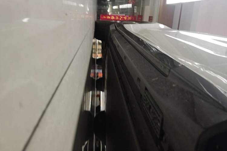 Used Xiaomi Auto YU7 2025 Ultra-Long Range High-Performance All-Wheel-Drive Max Edition Right Side Sill