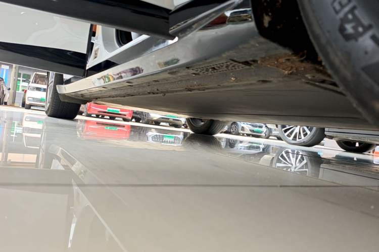 Used Xiaomi Auto YU7 2025 Ultra-Long Range Rear-Wheel Drive Version Right Side Sill