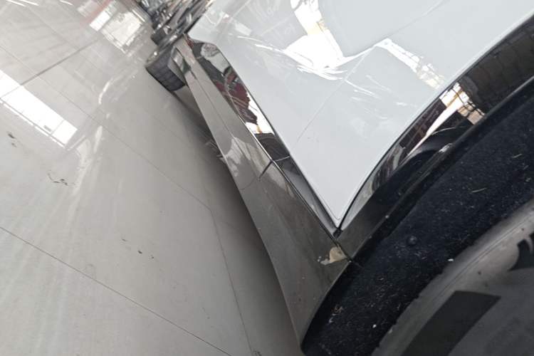 Used Xiaomi Auto YU7 2025 Ultra-Long Range High-Performance All-Wheel-Drive Max Edition Right Side Sill