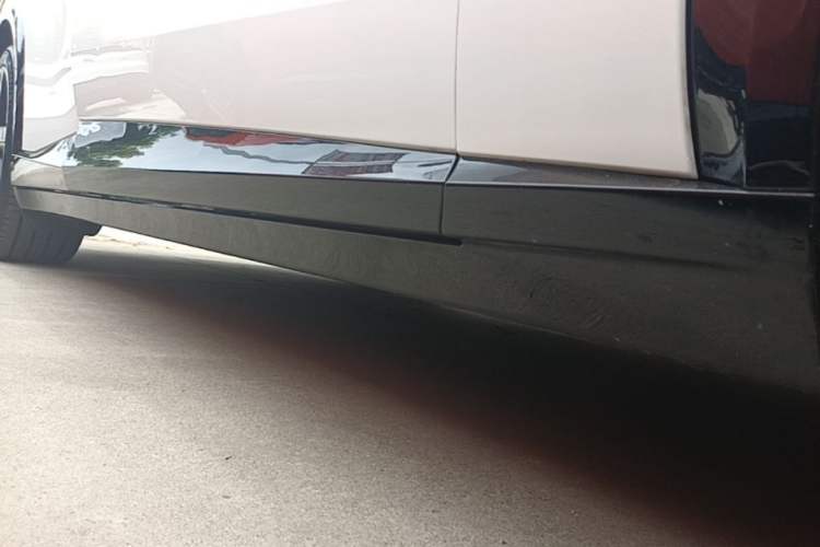 Used Xiaomi Auto YU7 2025 Ultra-Long Range High-Performance All-Wheel-Drive Max Edition Right Side Sill