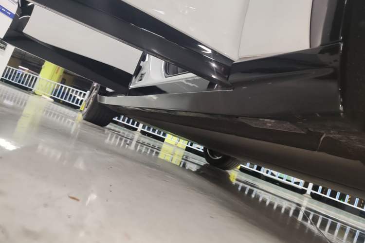 Used Xiaomi Auto YU7 2025 Ultra-Long Range All-Wheel Drive Pro Version Right Side Sill