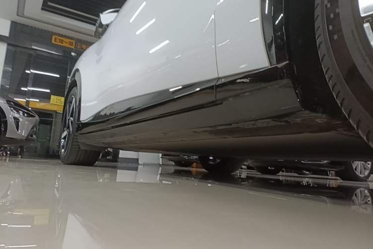 Used Xiaomi Auto YU7 2025 Ultra-Long Range All-Wheel Drive Pro Version Right Side Sill