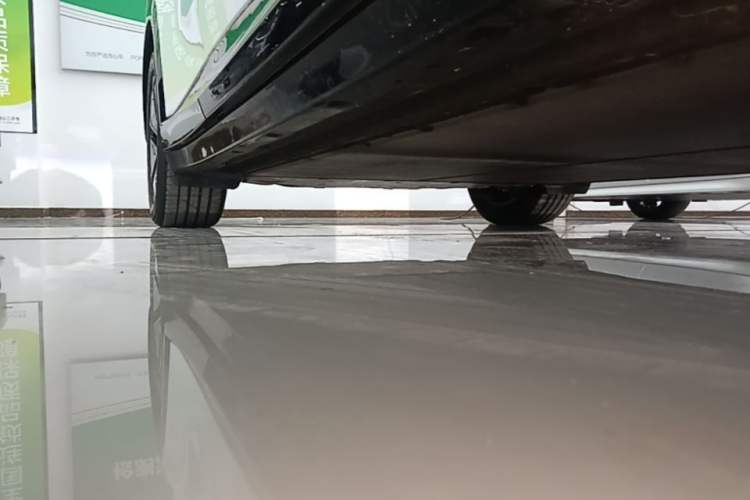 Used Xiaomi Auto YU7 2025 Ultra-Long Range Rear-Wheel Drive Version Right Side Sill