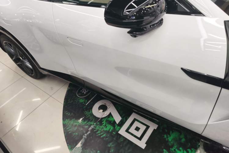 Used Xiaomi Auto YU7 2025 Ultra-Long Range High-Performance All-Wheel-Drive Max Edition Right Side Sill