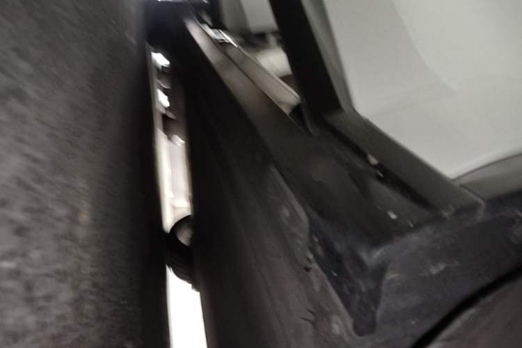 Used Xiaomi Auto YU7 2025 Ultra-Long Range High-Performance All-Wheel-Drive Max Edition Right Side Sill
