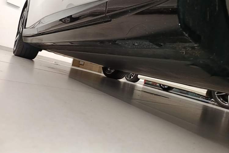 Used Xiaomi Auto YU7 2025 Ultra-Long Range High-Performance All-Wheel-Drive Max Edition Right Side Sill