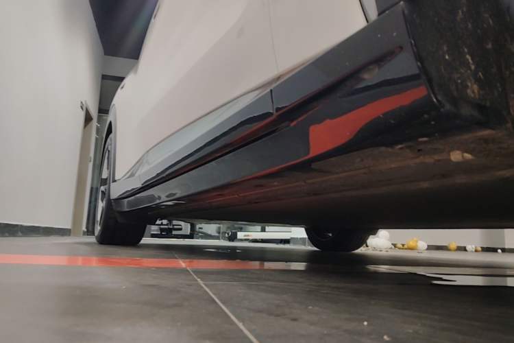 Used Xiaomi Auto YU7 2025 Ultra-Long Range High-Performance All-Wheel-Drive Max Edition Right Side Sill