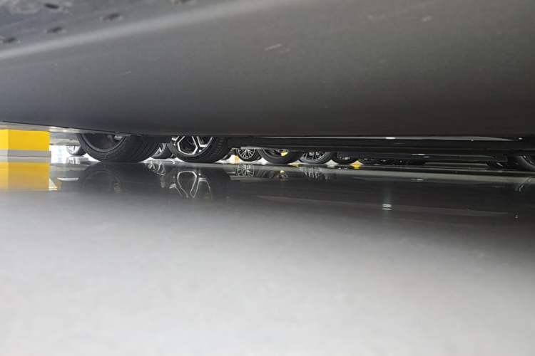 Used Xiaomi Auto YU7 2025 Ultra-Long Range High-Performance All-Wheel-Drive Max Edition Right Side Sill