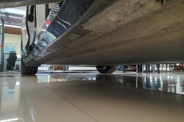 Used Xiaomi Auto YU7 2025 Ultra-Long Range High-Performance All-Wheel-Drive Max Edition Right Side Sill