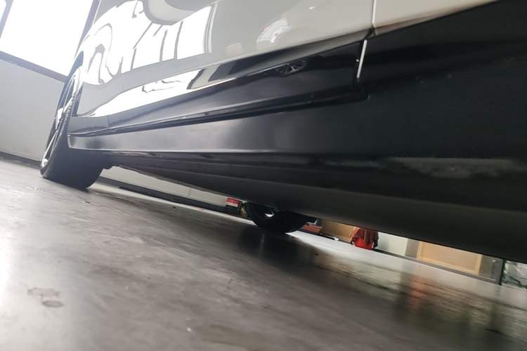 Used Xiaomi Auto YU7 2025 Ultra-Long Range High-Performance All-Wheel-Drive Max Edition Right Side Sill
