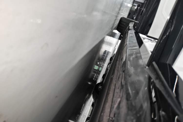 Used Xiaomi Auto YU7 2025 Ultra-Long Range High-Performance All-Wheel-Drive Max Edition Right Side Sill