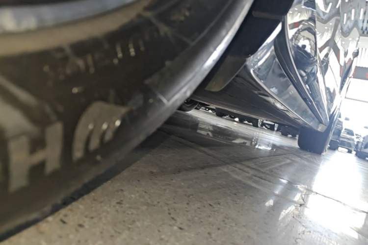 Used Xiaomi Auto YU7 2025 Ultra-Long Range All-Wheel Drive Pro Version Right Side Sill
