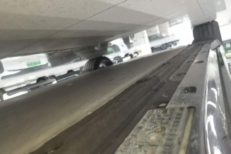 Used Xiaomi Auto YU7 2025 Ultra-Long Range High-Performance All-Wheel-Drive Max Edition Right Side Sill