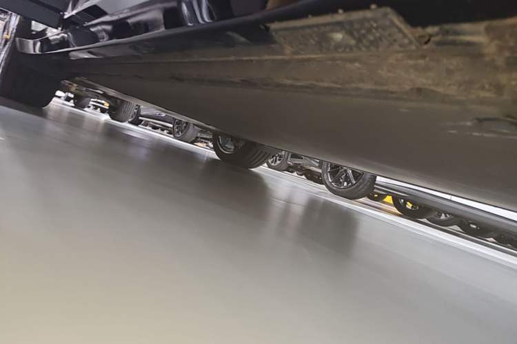Used Xiaomi Auto YU7 2025 Ultra-Long Range High-Performance All-Wheel-Drive Max Edition Right Side Sill