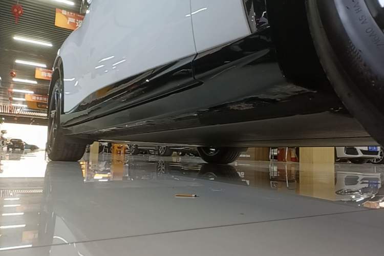 Used Xiaomi Auto YU7 2025 Ultra-Long Range Rear-Wheel Drive Version Right Side Sill