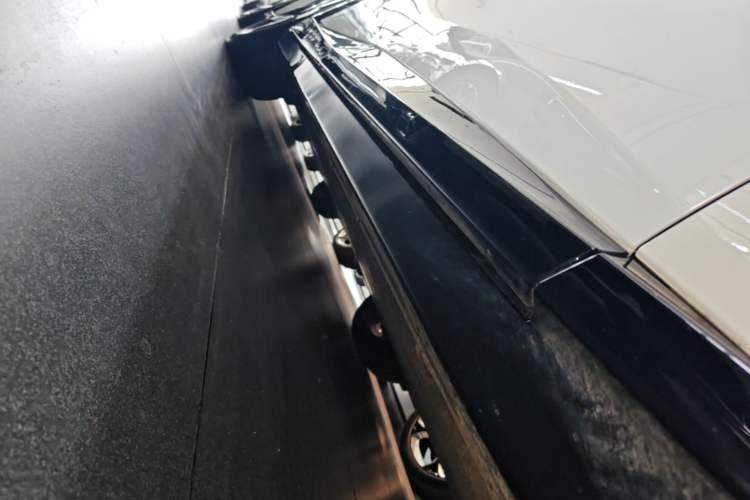 Used Xiaomi Auto YU7 2025 Ultra-Long Range High-Performance All-Wheel-Drive Max Edition Right Side Sill