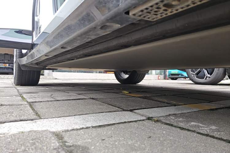 Used Xiaomi Auto YU7 2025 Ultra-Long Range High-Performance All-Wheel-Drive Max Edition Right Side Sill