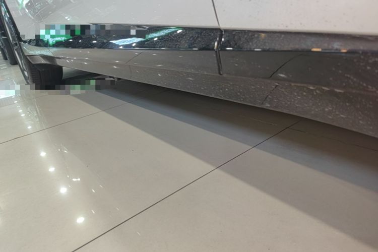 Used Xiaomi Auto YU7 2025 Ultra-Long Range Rear-Wheel Drive Version Right Side Sill