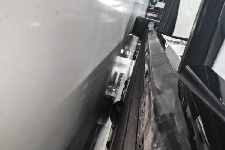Used Xiaomi Auto YU7 2025 Ultra-Long Range High-Performance All-Wheel-Drive Max Edition Right Side Sill