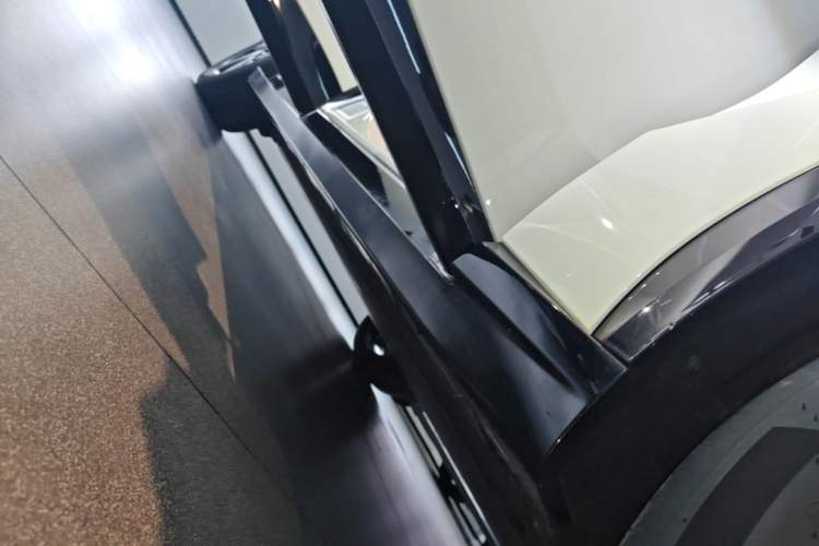 Used Xiaomi Auto YU7 2025 Ultra-Long Range Rear-Wheel Drive Version Right Side Sill