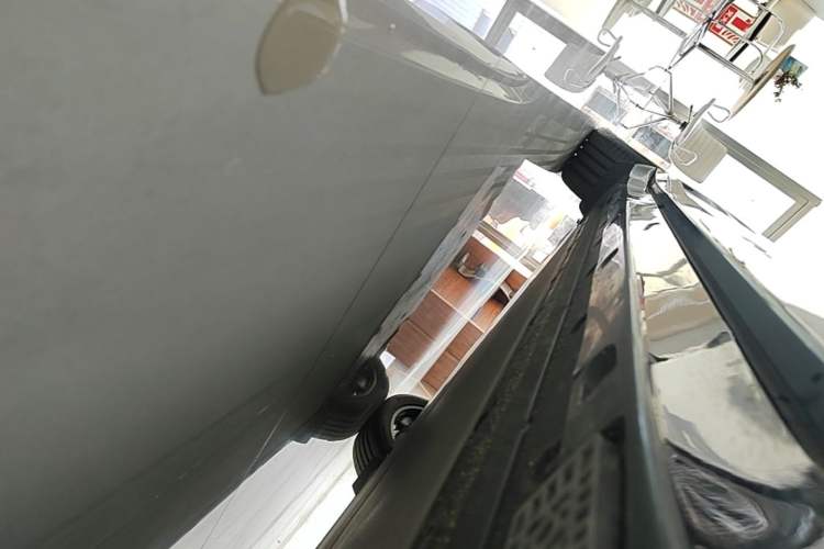Used Xiaomi Auto YU7 2025 Ultra-Long Range Rear-Wheel Drive Version Right Side Sill