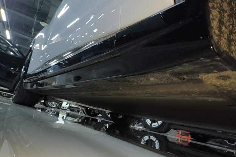 Used Xiaomi Auto YU7 2025 Ultra-Long Range All-Wheel Drive Pro Version Right Side Sill