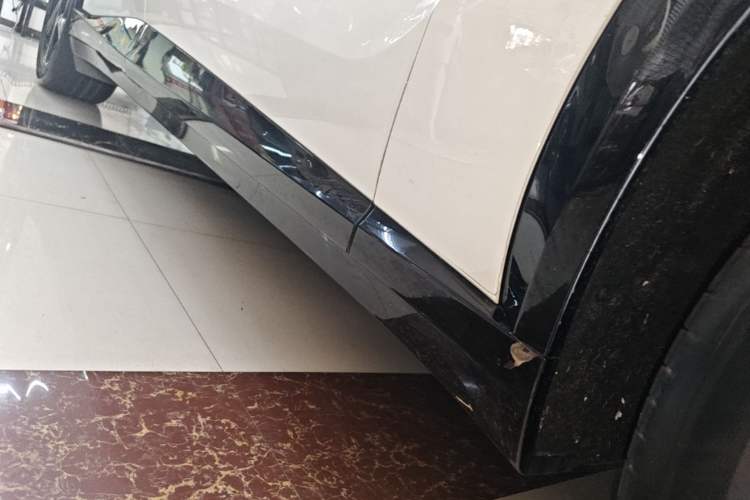 Used Xiaomi Auto YU7 2025 Ultra-Long Range High-Performance All-Wheel-Drive Max Edition Right Side Sill