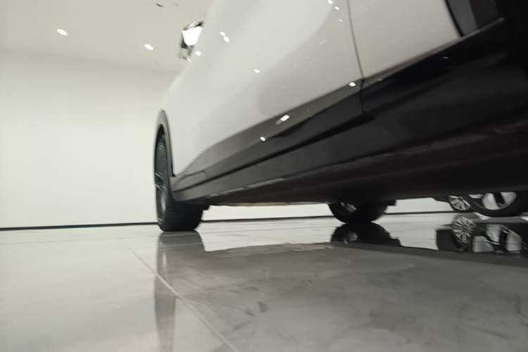 Used Xiaomi Auto YU7 2025 Ultra-Long Range High-Performance All-Wheel-Drive Max Edition Right Side Sill