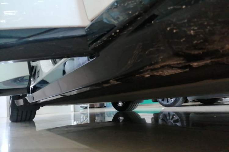 Used Xiaomi Auto YU7 2025 Ultra-Long Range High-Performance All-Wheel-Drive Max Edition Right Side Sill