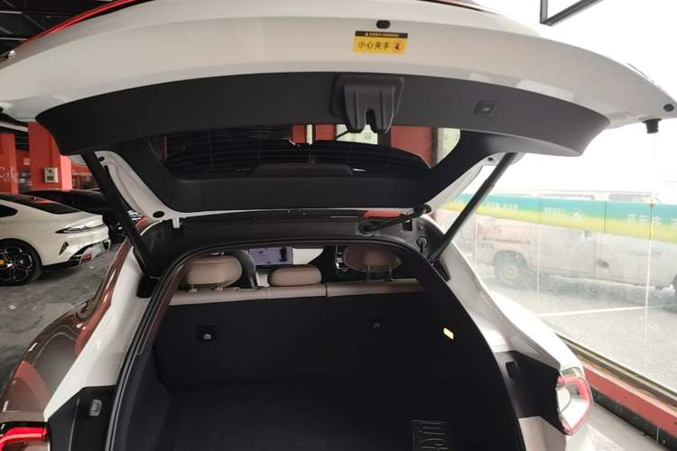 Used Xiaomi Auto YU7 2025 Ultra-Long Range High-Performance All-Wheel-Drive Max Edition Trunk