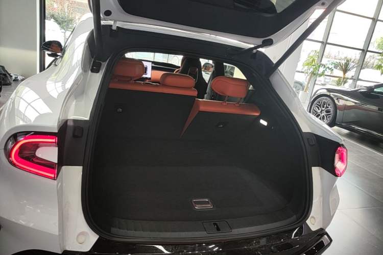 Used Xiaomi Auto YU7 2025 Ultra-Long Range High-Performance All-Wheel-Drive Max Edition Trunk