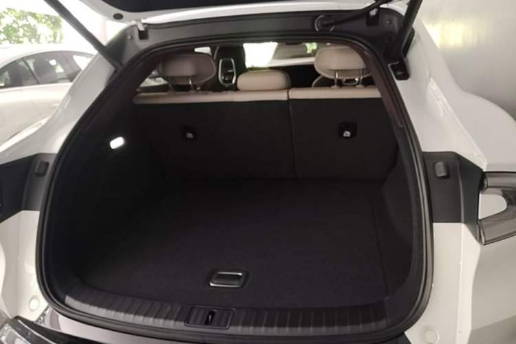 Used Xiaomi Auto YU7 2025 Ultra-Long Range High-Performance All-Wheel-Drive Max Edition Trunk
