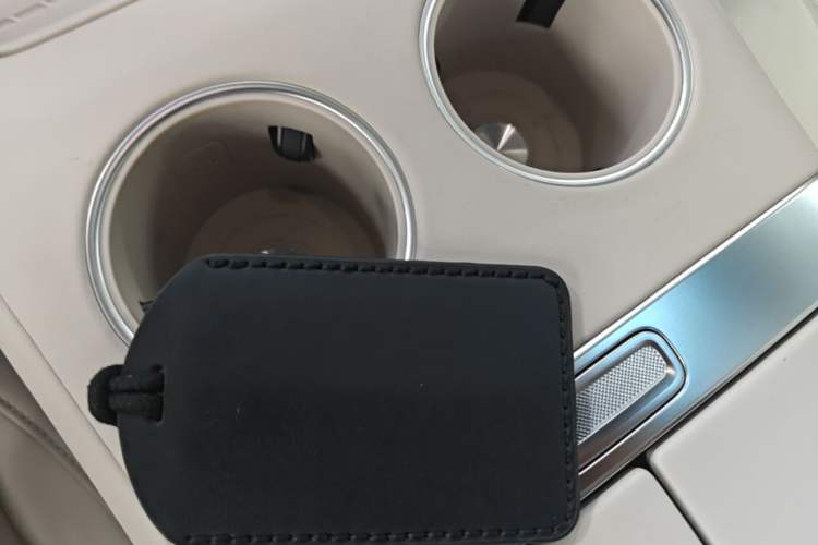 Used Xiaomi Auto YU7 2025 Ultra-Long Range High-Performance All-Wheel-Drive Max Edition Vehicle Key