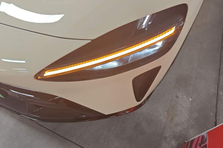 Used Xiaomi Auto YU7 2025 Ultra-Long Range Rear-Wheel Drive Version Left Front Headlight