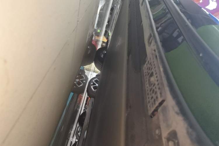 Used Xiaomi Auto YU7 2025 Ultra-Long Range High-Performance All-Wheel-Drive Max Edition Left Side Sill
